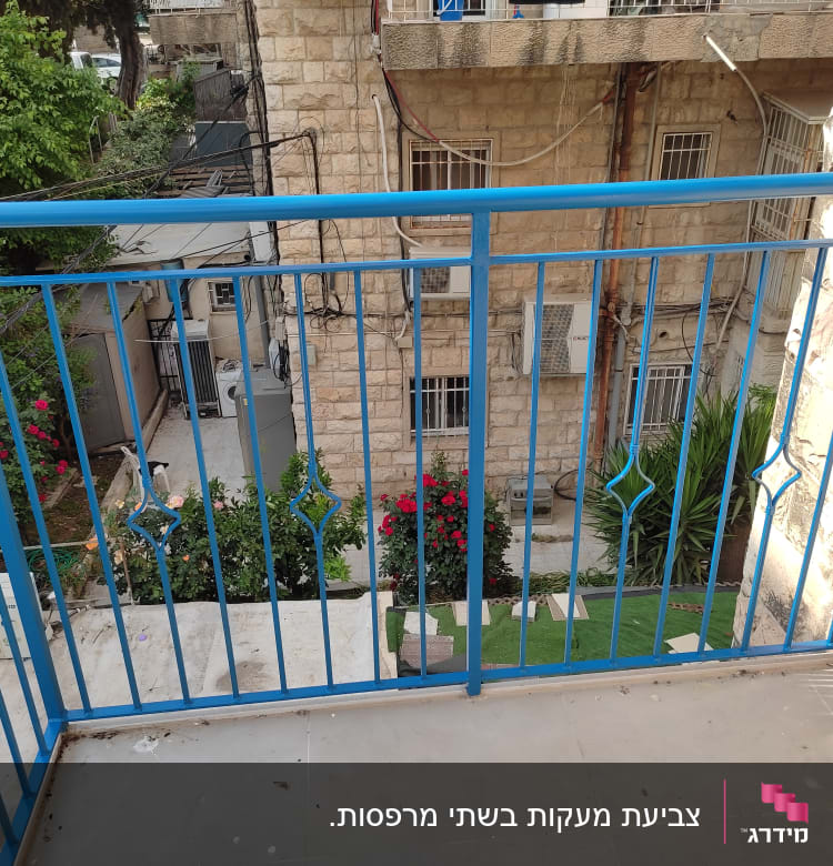 מעקה כחול על מרפסת עם צל על הרצפה